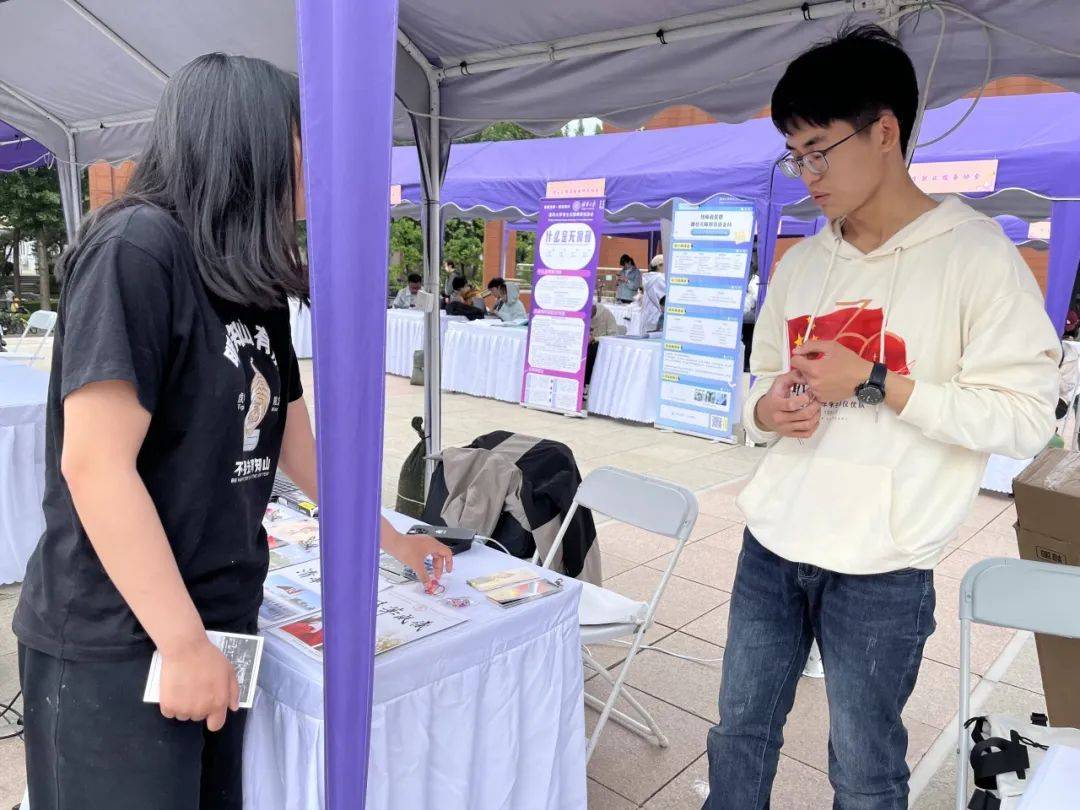 本次嘉年华以互动为主,礼品丰厚,从"仪路前行"系列明信片到精美书签