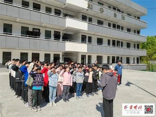 在十堰多所学校拍下的!都在干这件事