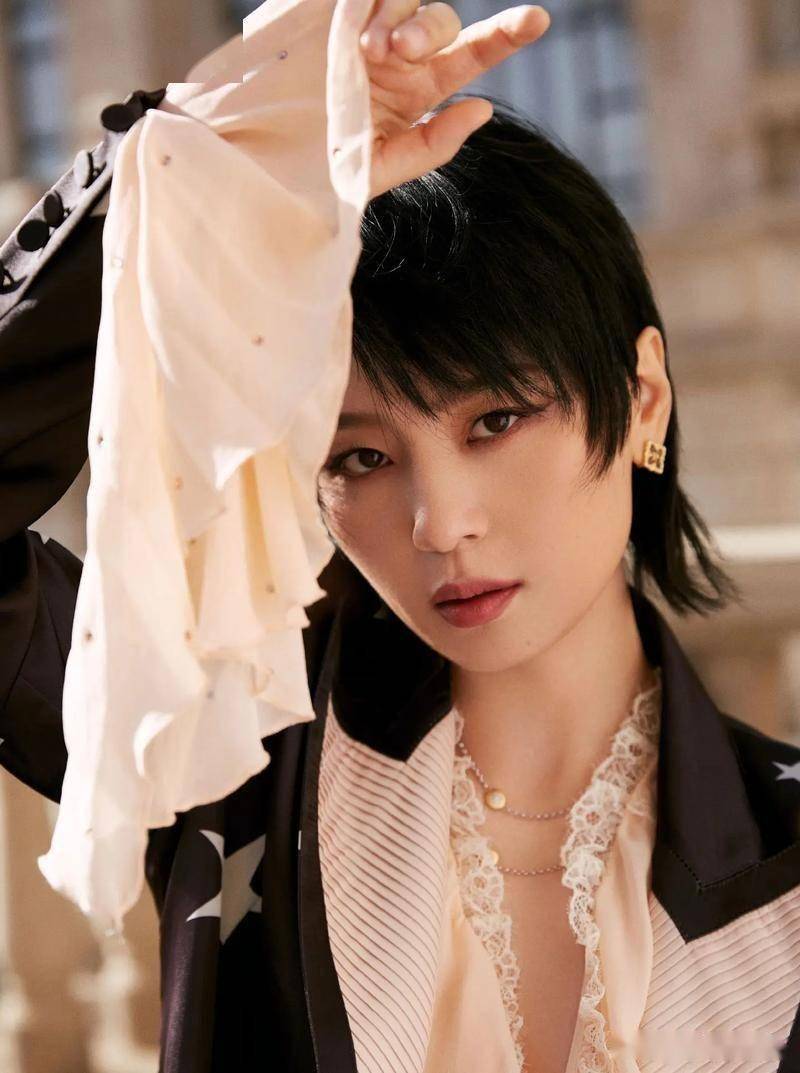 有种"整容"叫公司包装,鞠婧祎直接"换头",周笔畅判若两人