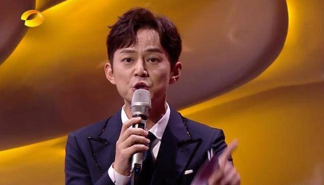 何炅在《歌手》直播再现"神救场" 修改主持台本:更要好好唱歌