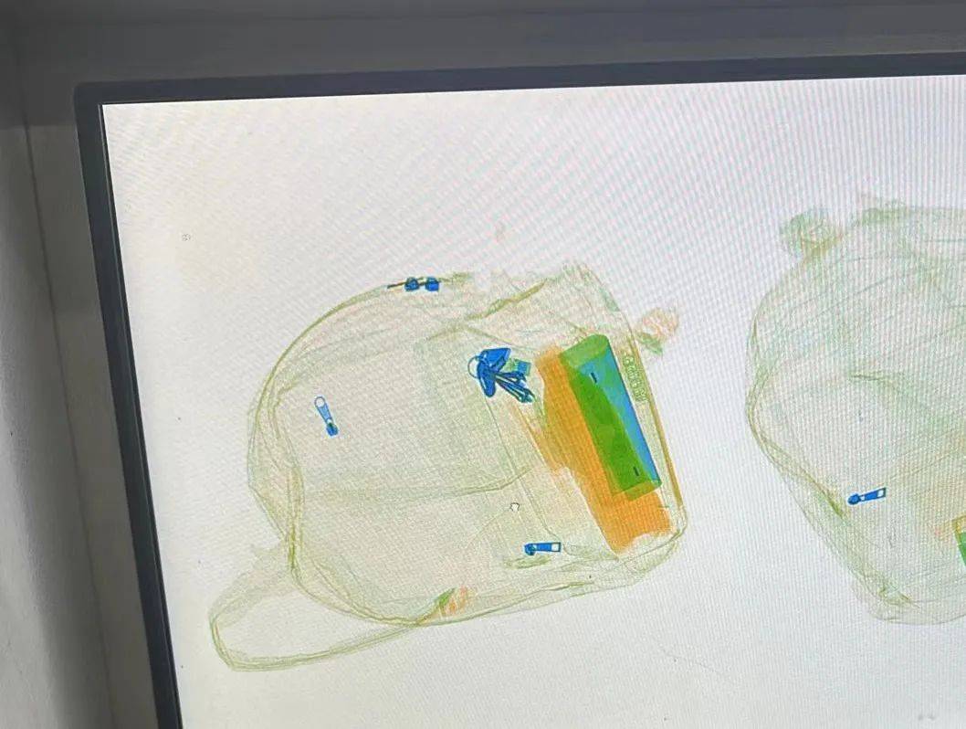 机时还有乘客表示安检员及时发现不小心把包内的两把水果刀带进地铁另