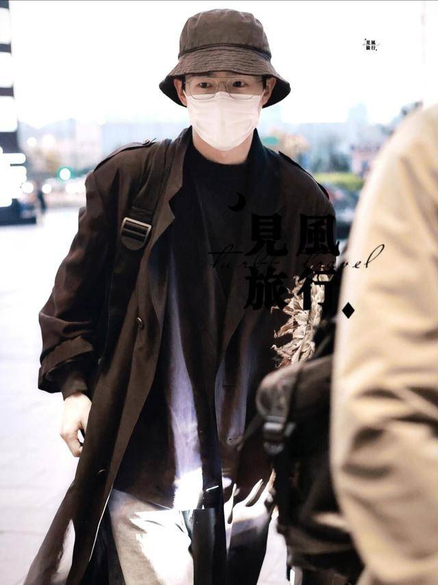 刘昊然风衣机场穿搭日系|同款巴黎世家