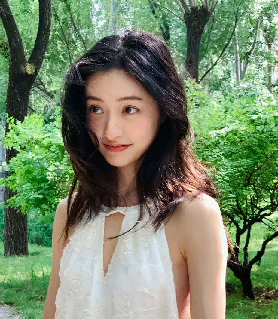 胡连馨最近恢复营业了,还剪了短发,很多网友说这个她要从头开始