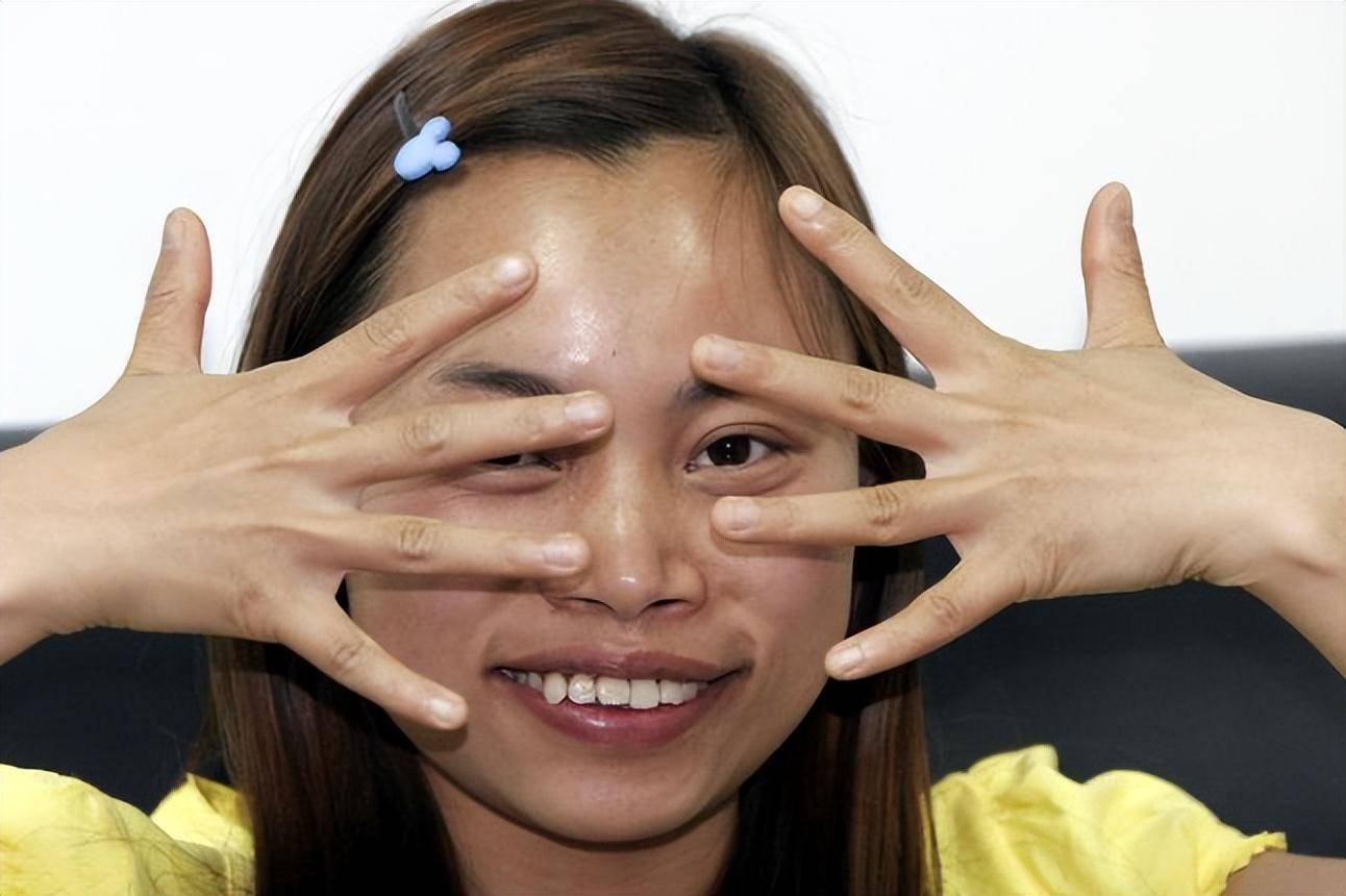 "凤姐"狂怼华人:别再偷拍了,我很丑,但我有丑的权力!