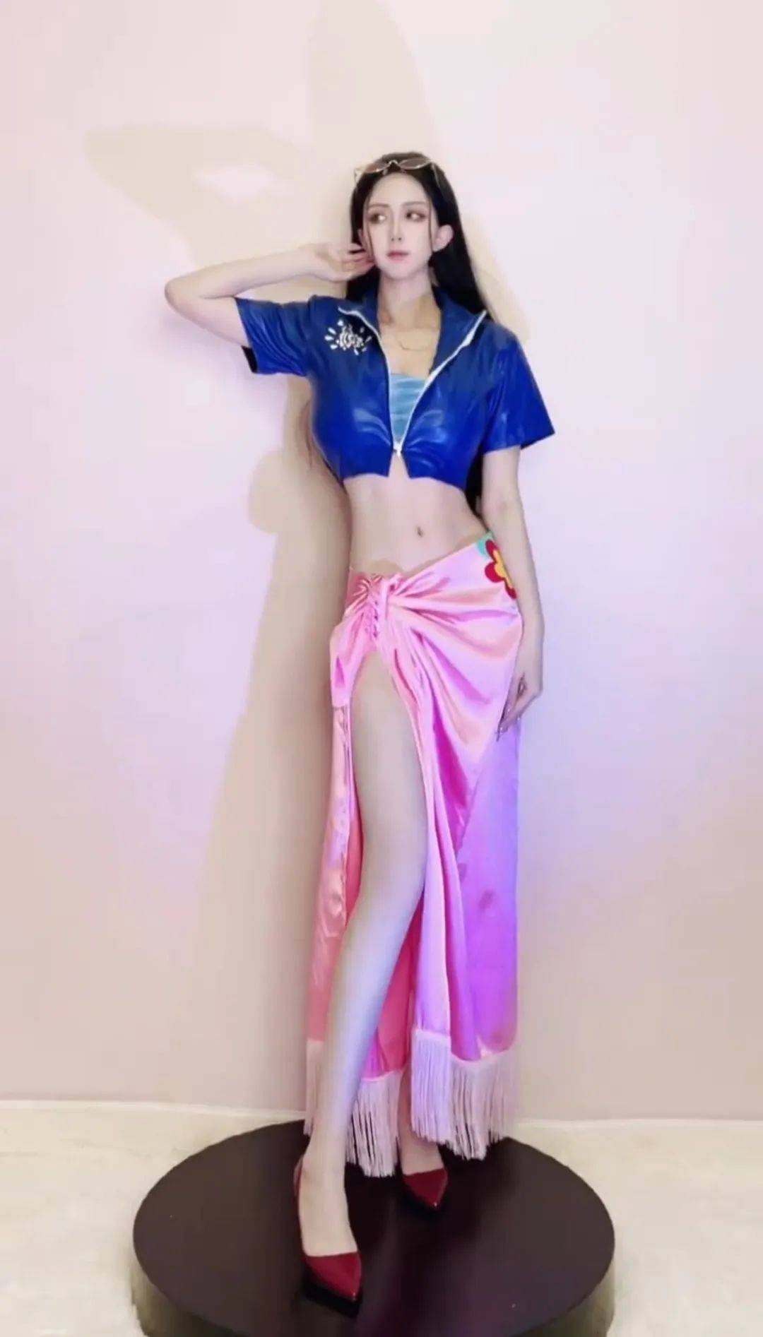 海贼王罗宾cos,这大长腿比女帝还长,真的太绝了