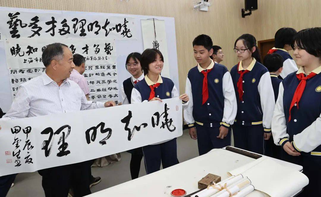 每一笔每一画都饱含忠诚与热爱!军旅书画家走进格致初级中学校园