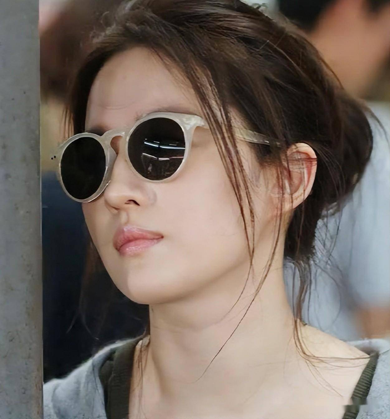 刘亦菲一出国就变样!紫色包臀裙配大波浪惊艳全场,美得像换脸