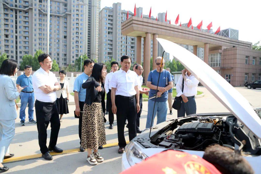 学院党委书记宋忠秋,党委副书记,院长杨静利及党委班子成员走进展区.