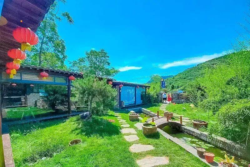 典型的喀斯特岩溶泉,形成落差93米45米等多级瀑布,"如白练之经于天