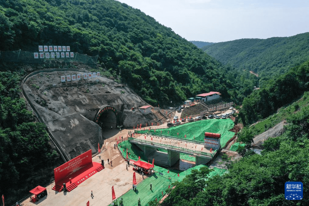 沪渝蓉高铁武宜段全线隧道贯通