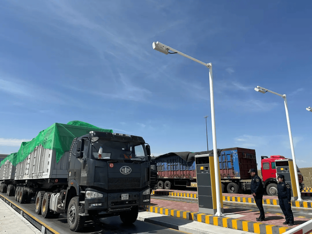 珠恩嘎达布其口岸首次采用骨架双挂模式载运煤炭入境_乌海_监管_企业