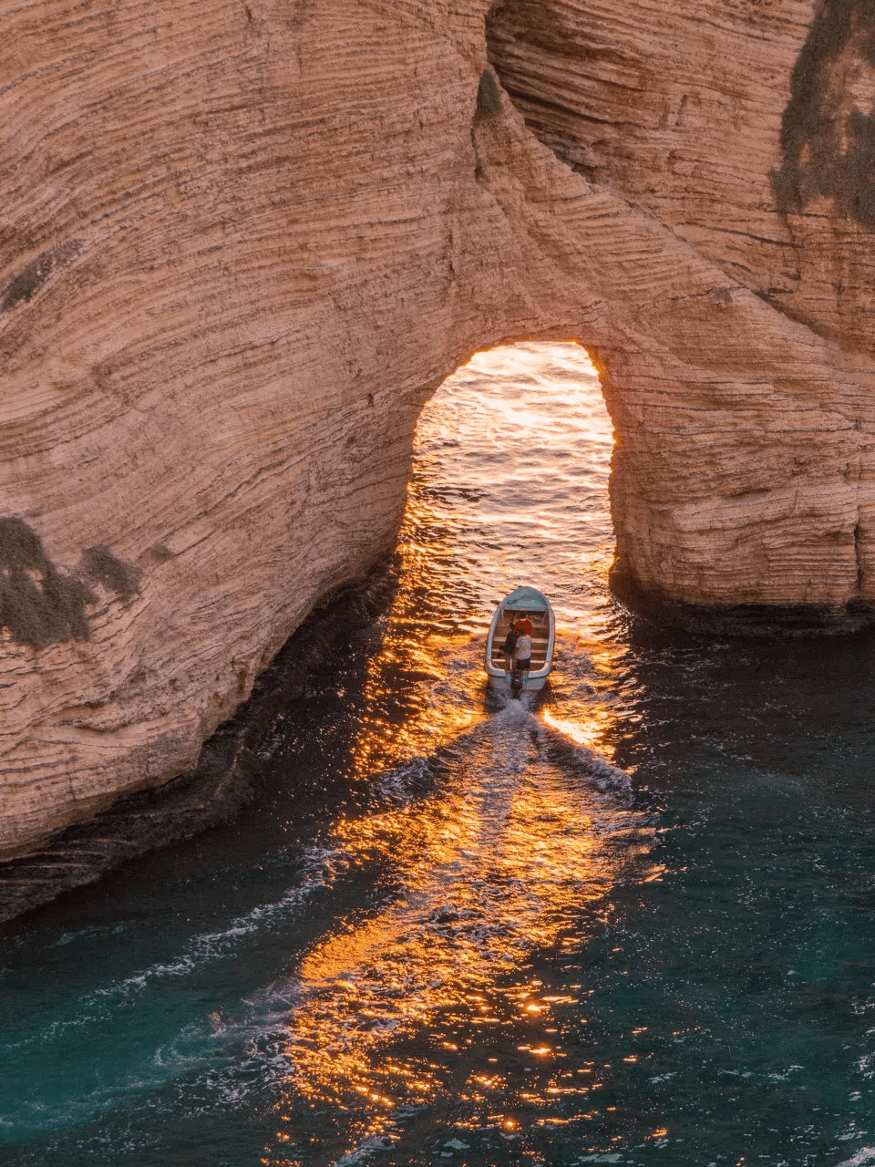 曾是此生必去旅行地,如今负债6000亿政府辞职_黎巴嫩_中东_女性