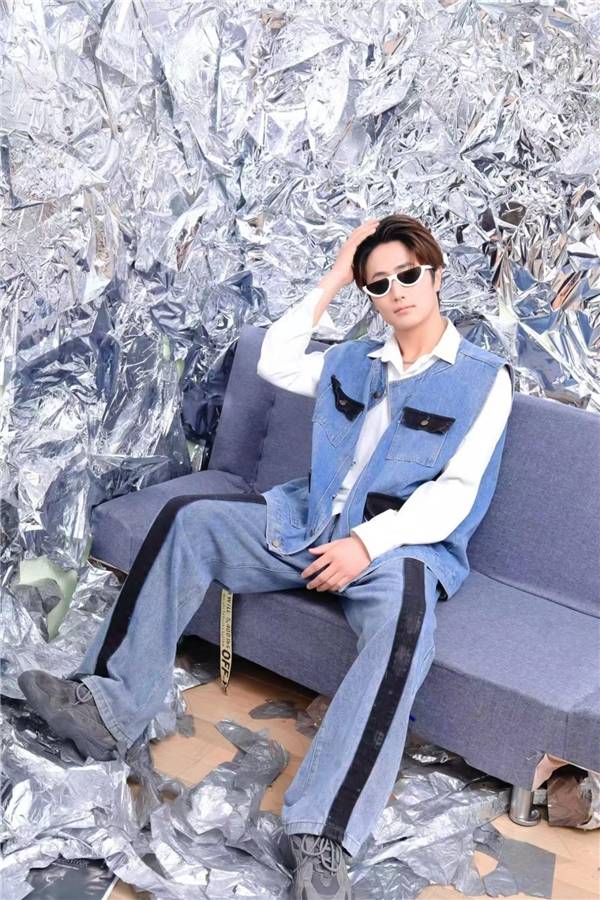 模特赵天宇;阳光帅气形象签约演艺新起航