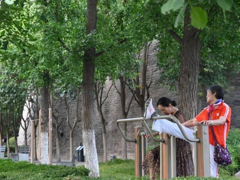 西安城墙拍了拍你，想看看你镜头下的城墙夏日-西安城墙朋友圈配文