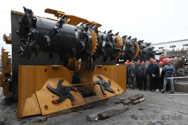 该设备集截割,装载,行走,除尘,锚杆支护于一身,是一种性能先进,工作