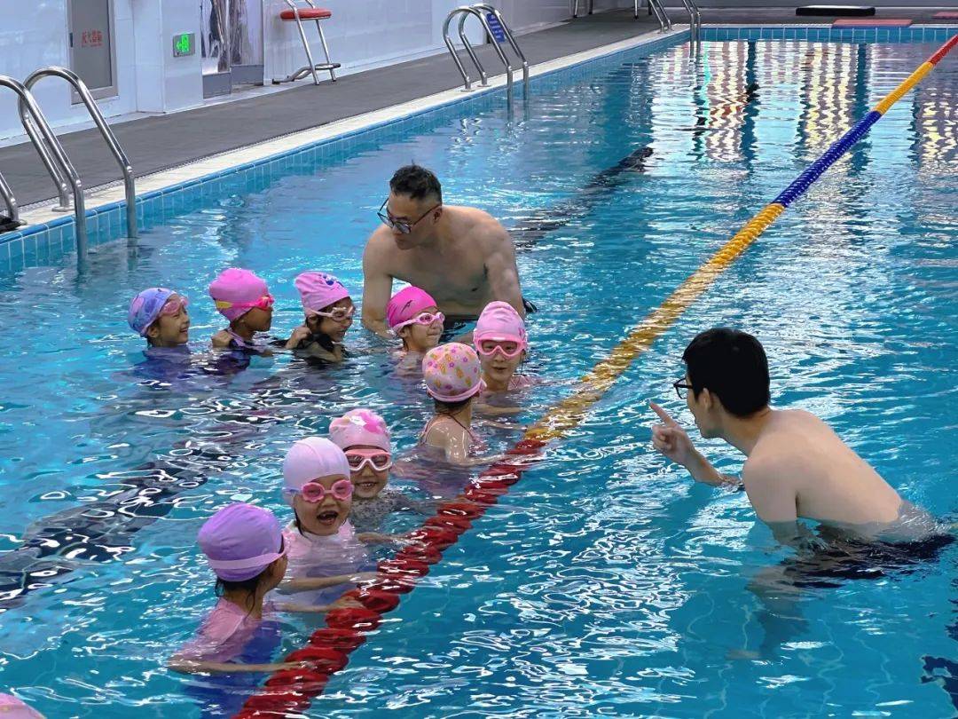 这所学校开设游泳课啦!_腾龙_小学_教练