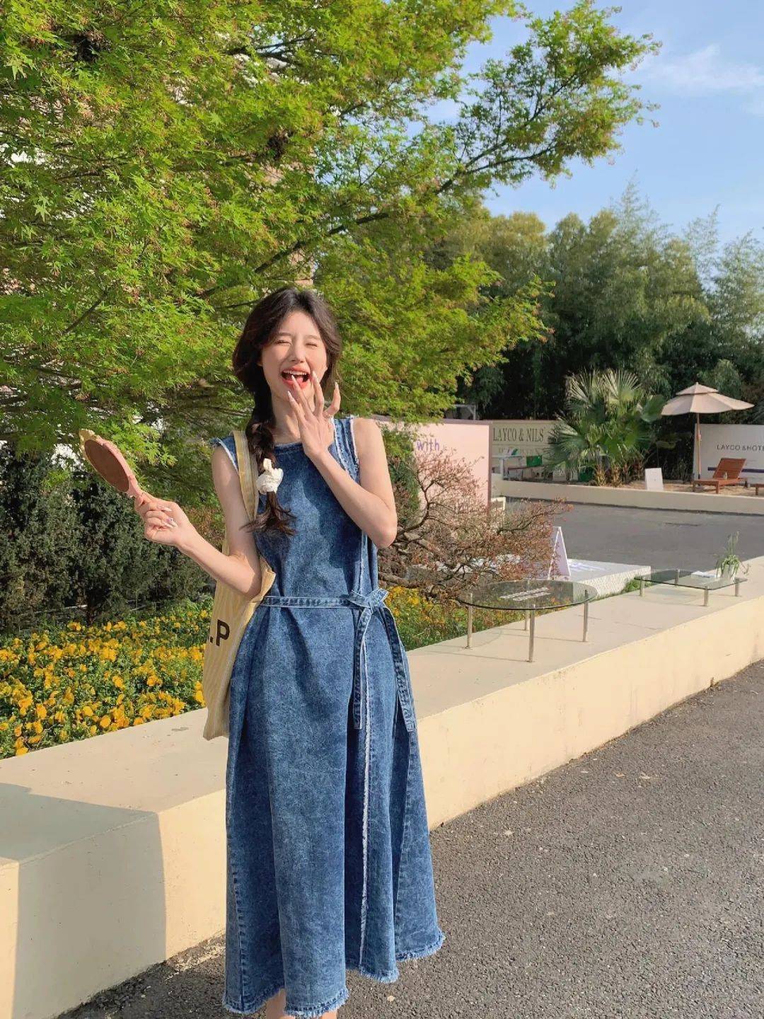 钟楚曦穿搭好时髦!"无袖连衣裙"才是今夏最火单品