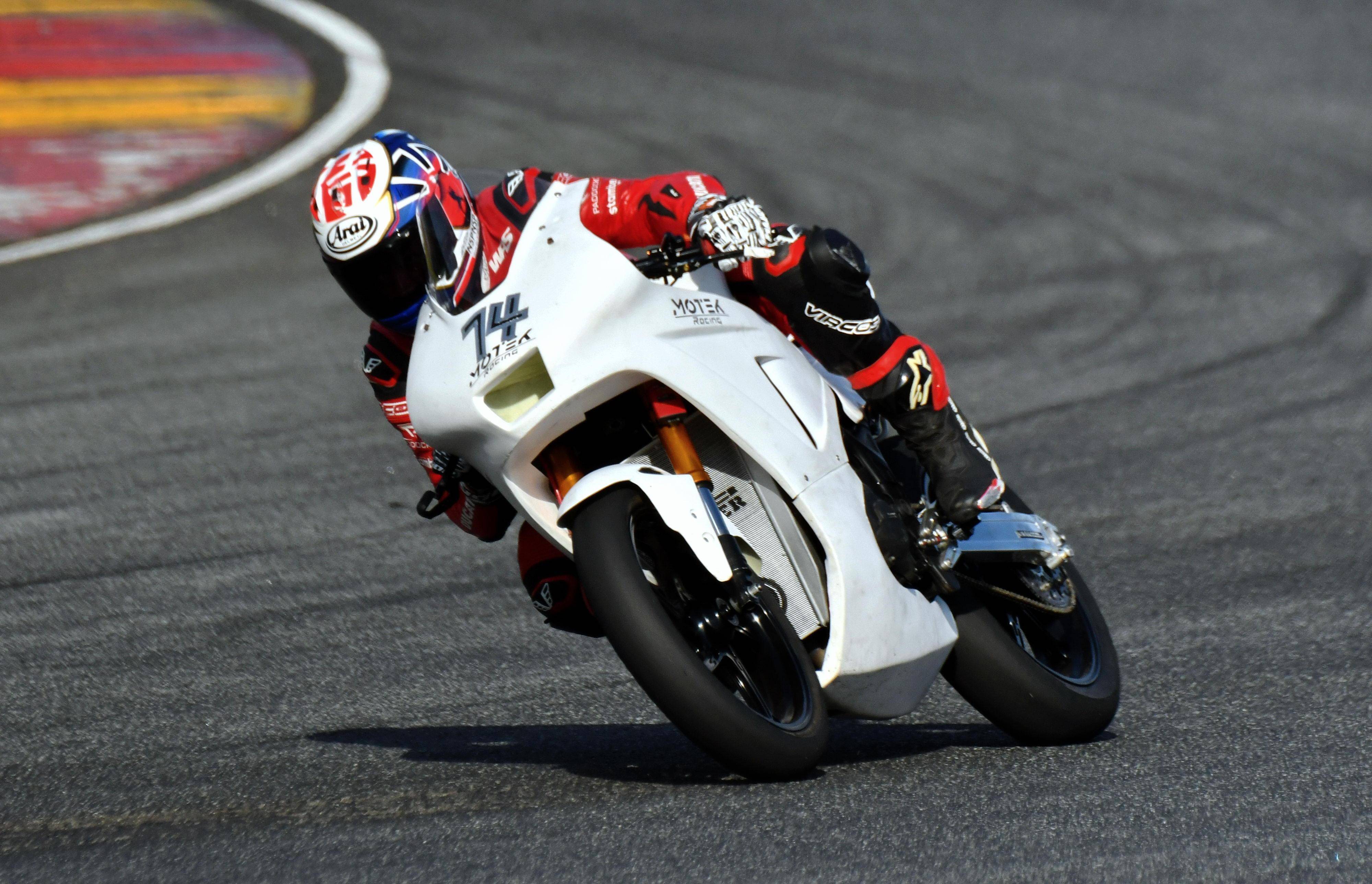 经过两天的较量,今年首场的 " 甬者为王 " 超级摩托车嘉年华,在机器的