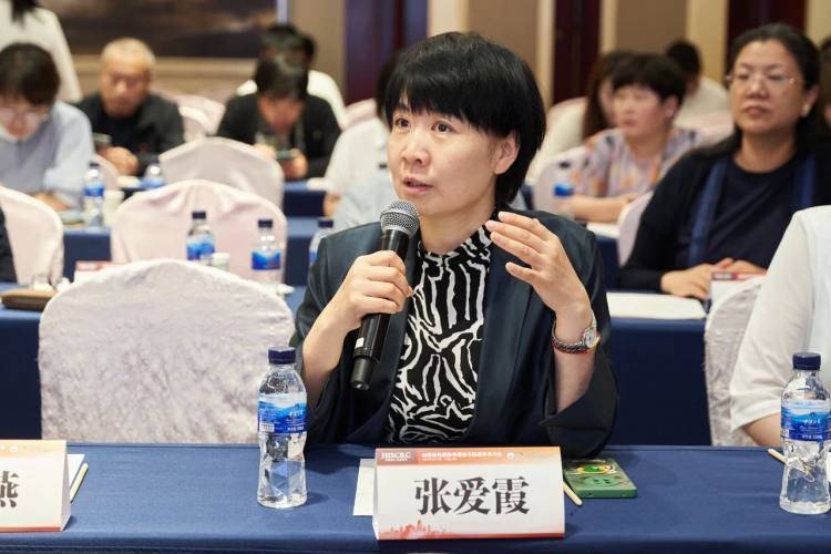 在大咖视角环节,山西省人民医院李红霞教授,山西医科大学第一医院