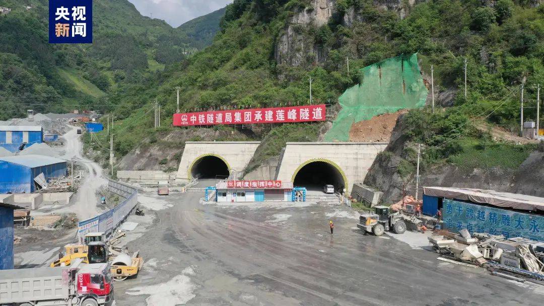 昭通大关至永善高速公路(简称大永高速)最长隧道莲峰隧道左线顺利贯通
