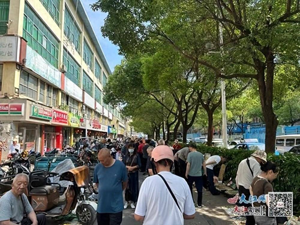 南昌二七北路周末小摊贩占道经营 人行横道水泄不通