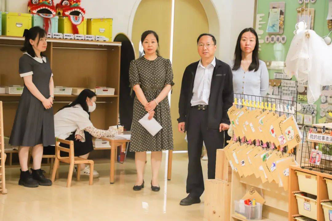 教育局基教二科科长李源滋,副科长赵蓉以及教师巩晶晶深入到比赛现场