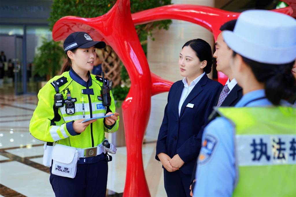 浦东女交警图片