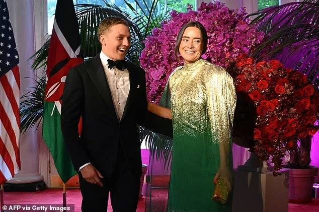 拜登19岁小孙女首次带男友亮相,英国籍的理科学霸,还是橄榄球队长