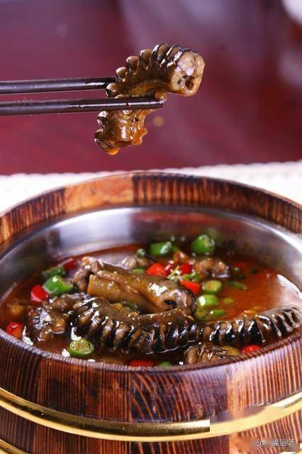 清蒸黄鳝可以保留其原汁原味,口感鲜美;红烧黄鳝则味道浓郁,香气四溢