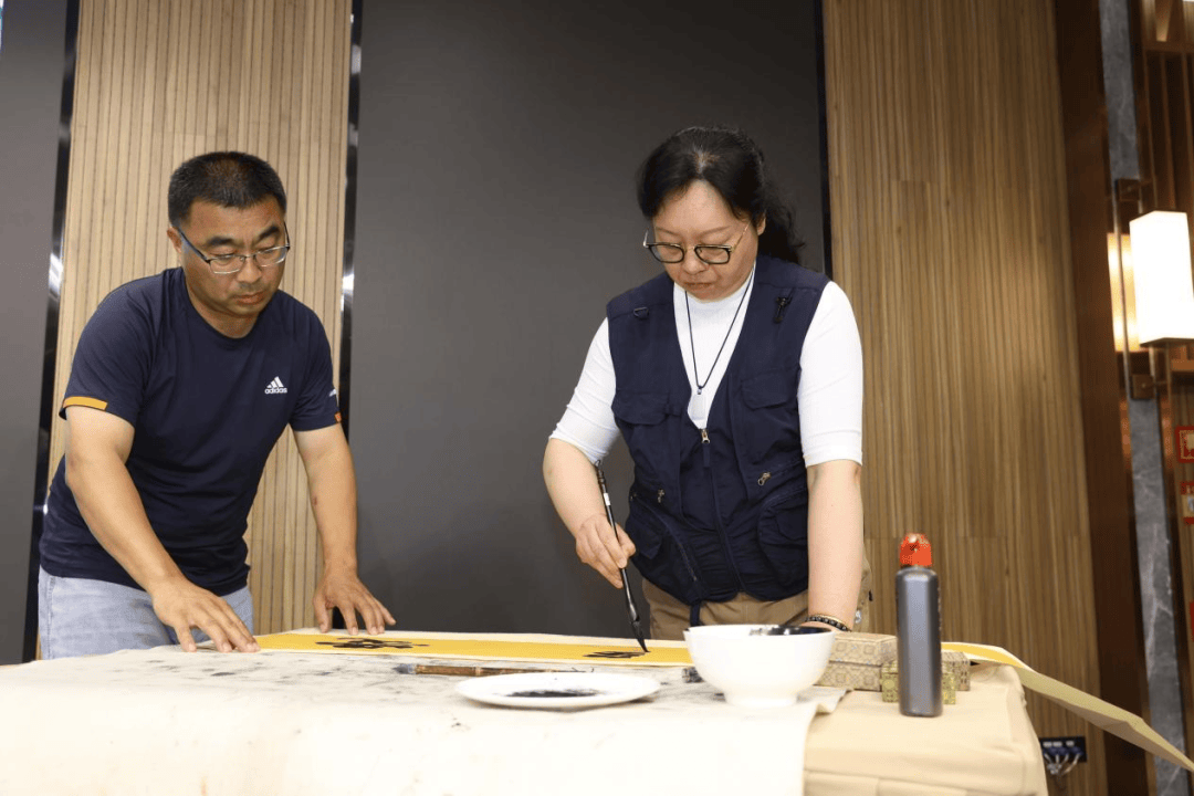 橙队学员于婷热爱书法,其作品曾入选全国书法篆刻作品展.