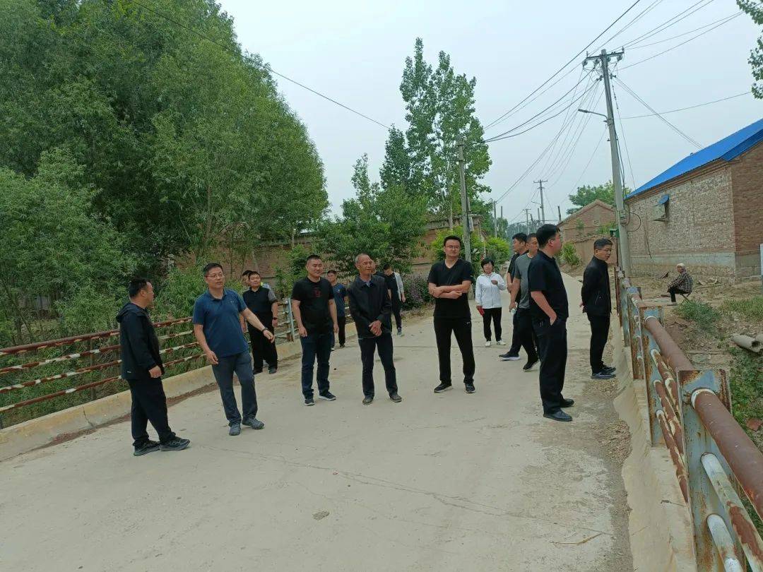 5月25日上午,镇党委副书记,政协委员联络室主任冯振带队开展人居环境