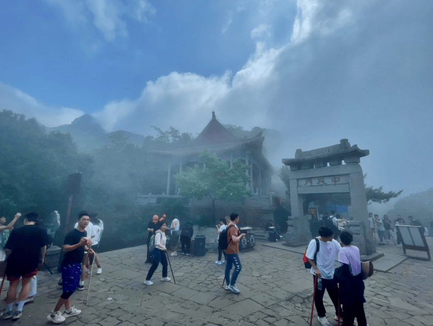 组图|雨后泰山中天门云雾缭绕宛如仙境