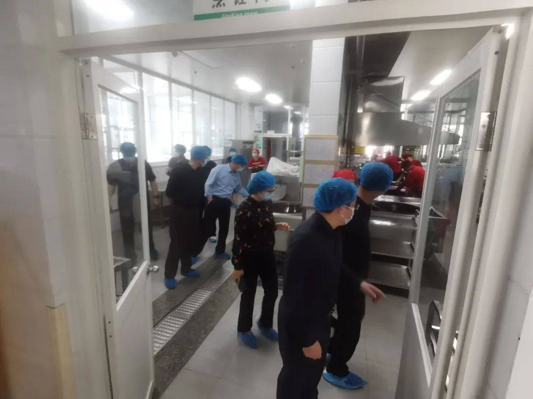 落实餐厅严管理——荣成市实验中学联盟食堂及饮用水安全管理"互查互