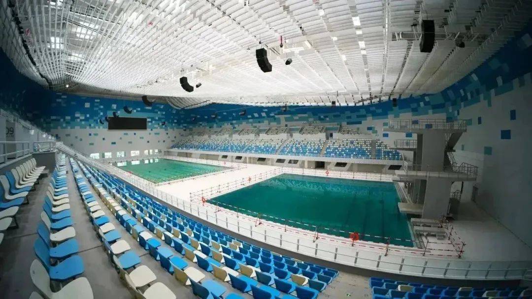 厦门市旅游局>发布于:>北京市>位于海峡大剧院前广场的金鸡雕塑也值得