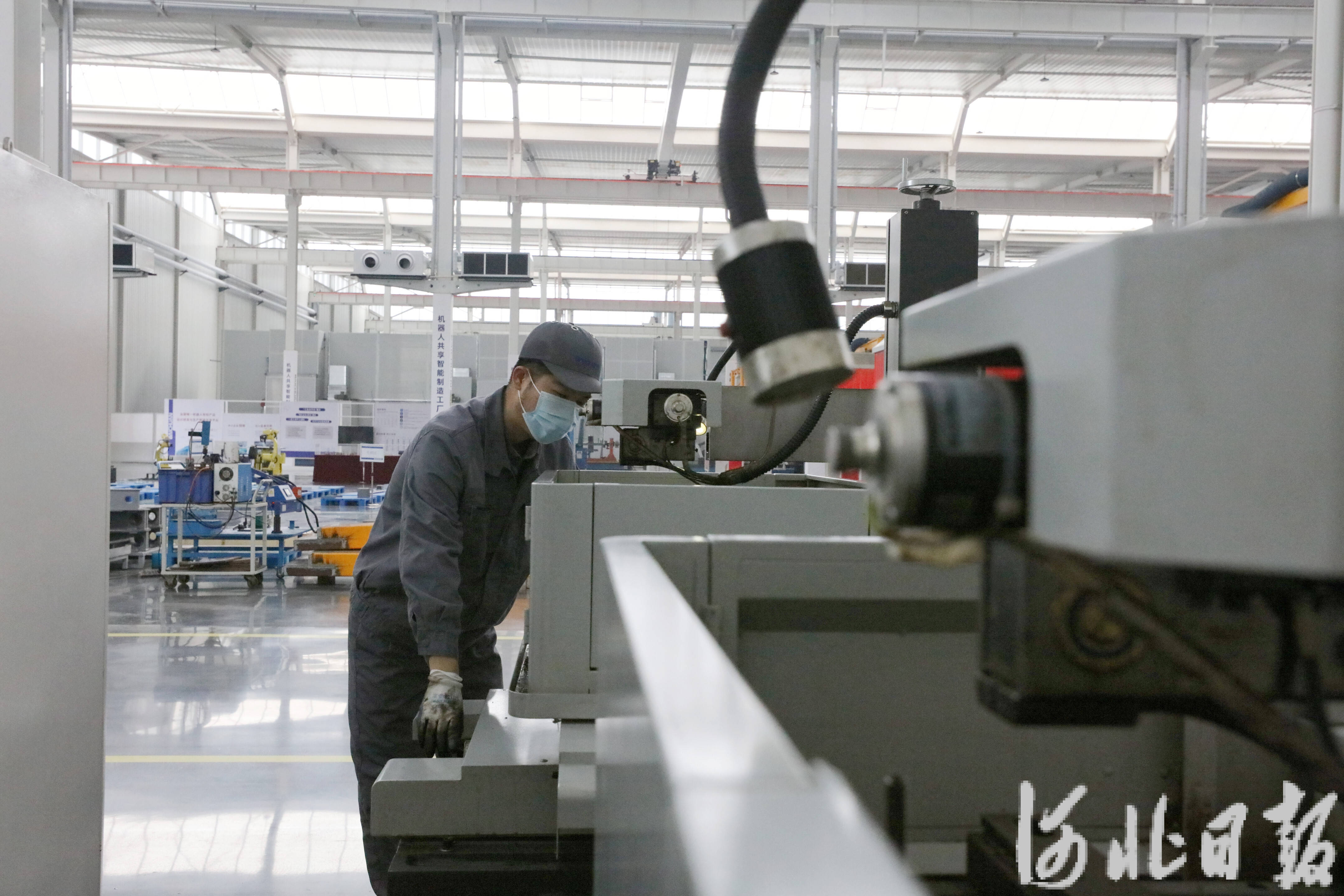 共享工厂拥有软硬件设备800台套,研发及生产专业人员1000余人,具备年