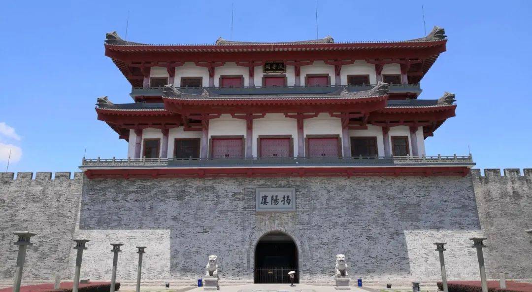 揭阳楼综合工程的总体布局是广场以"水上莲花"为主题,主楼四周以小河