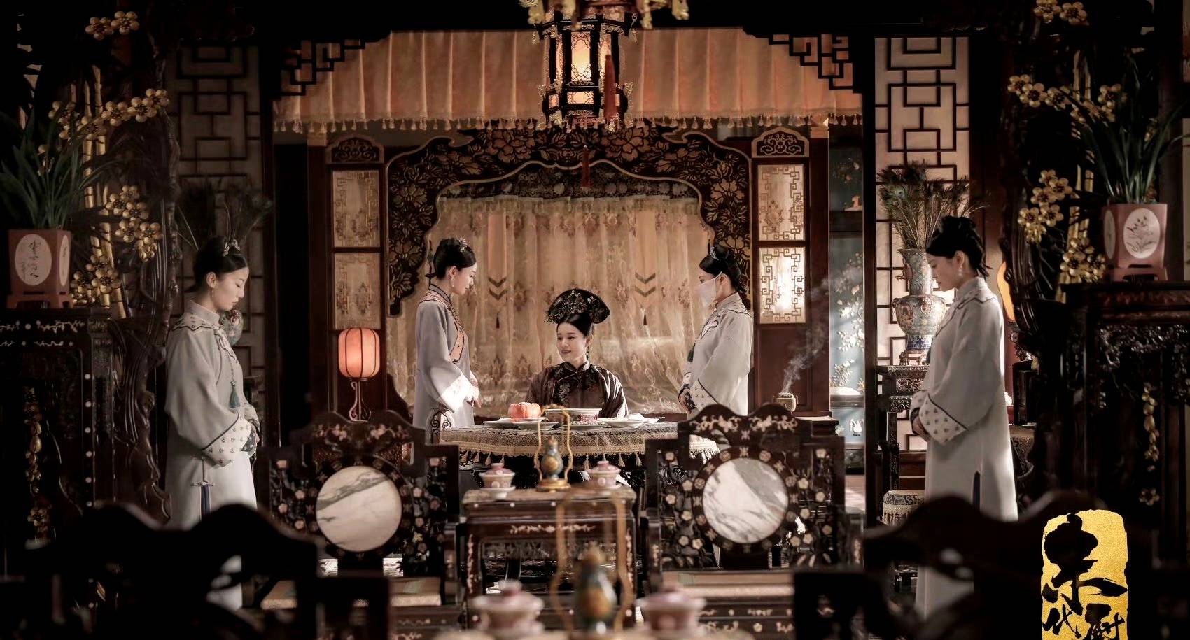 李琪出场就在调查案件,而容儿则刚刚被卖进皇宫,容儿刚进宫就被各种