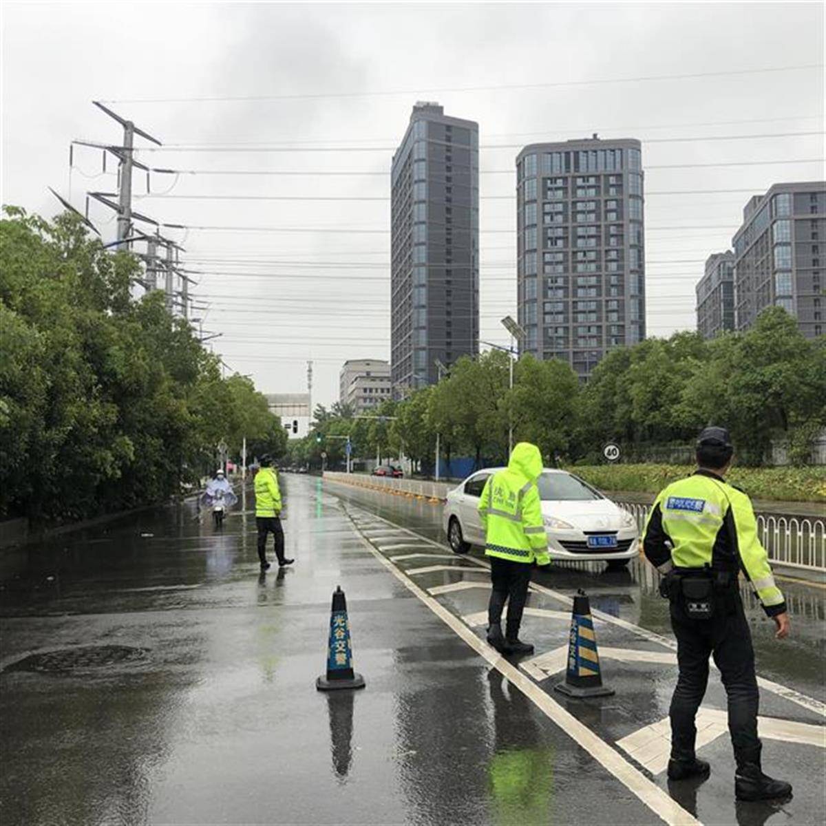 武汉今晨两处道路渍水,交警确保周一早高峰出行安全畅通