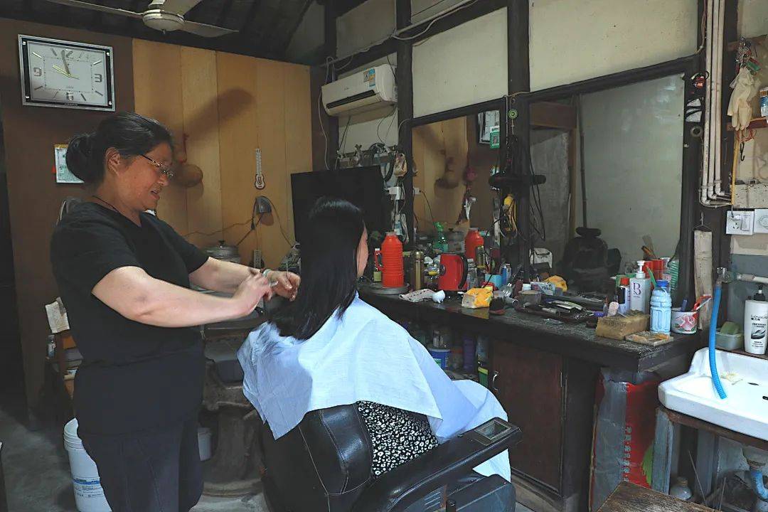 阿姨仍坚守在这里,刮脸,剃须,老发型,不追求新潮,原汁原味的理发手艺