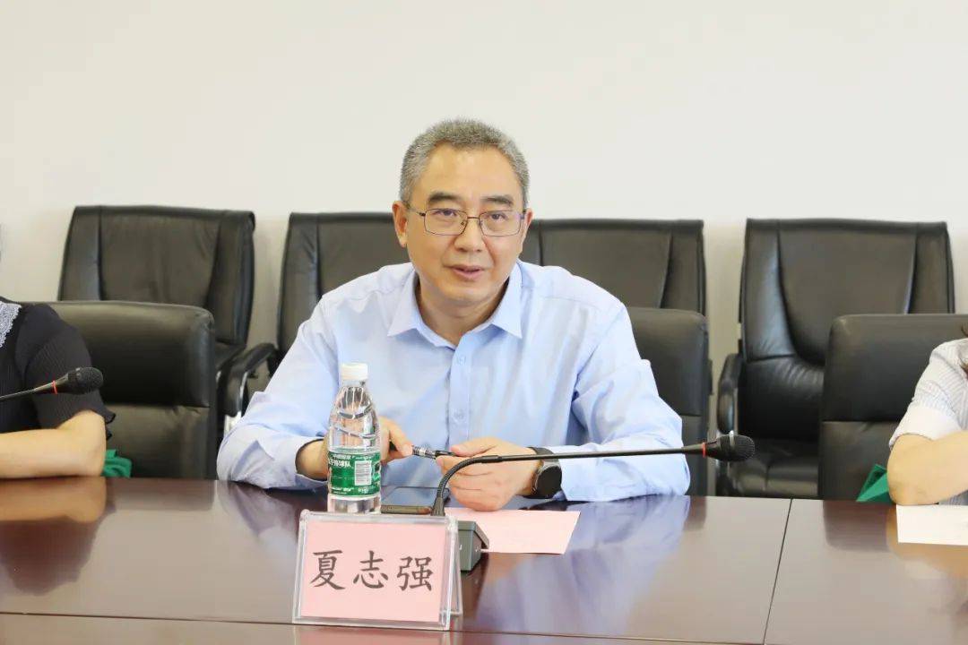 夏志强院长为我院授予"四川大学实践教学基地"牌匾.