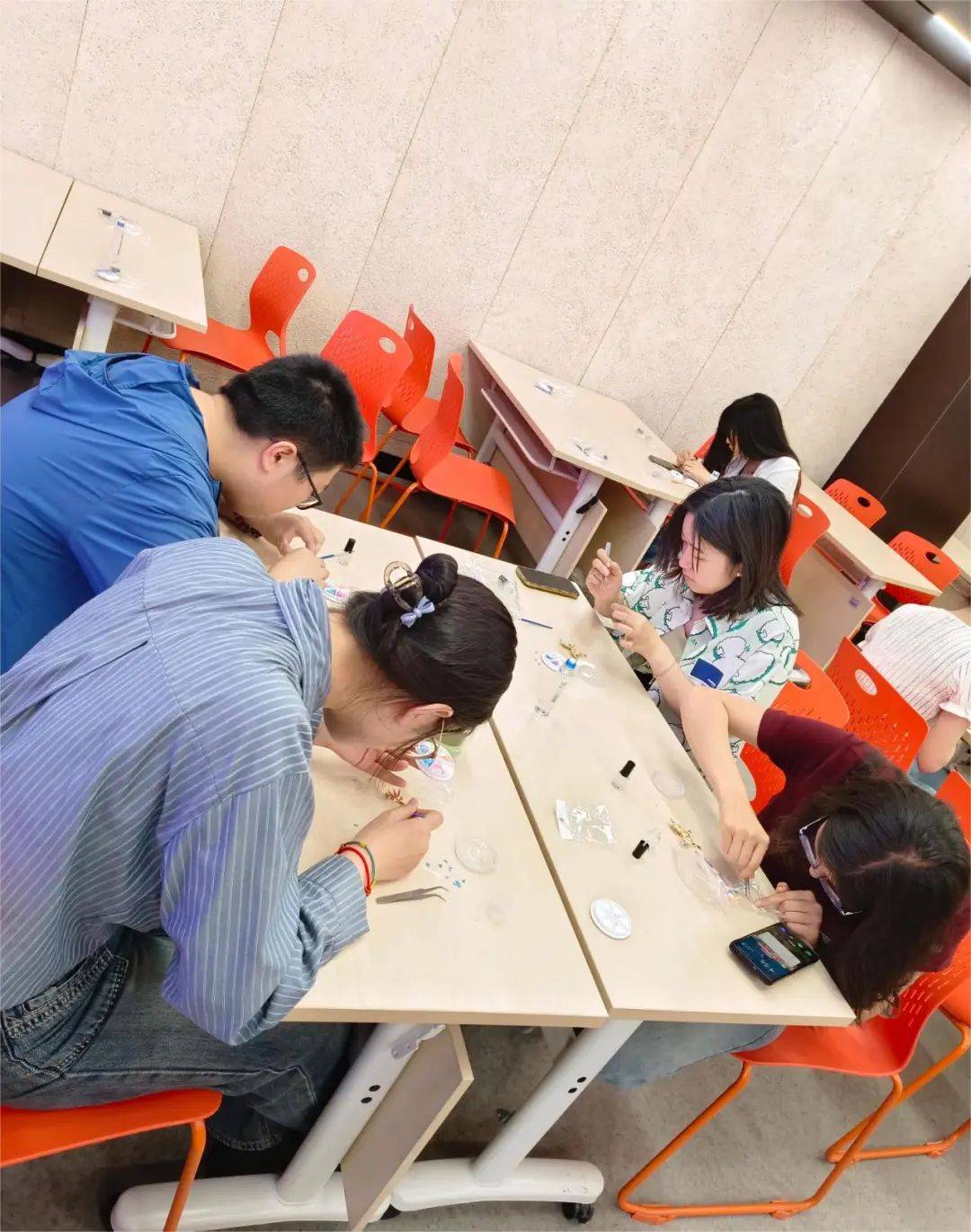 制作时,需要先将贝壳片钳碎成合适的大小,然后用小毛刷轻轻在胎底凹槽