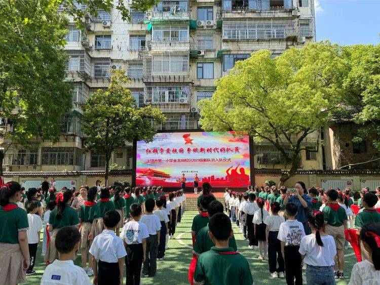 少年先锋队的基本知识,唱队歌,行队礼,学系红领巾,熟记"六知六会一做"