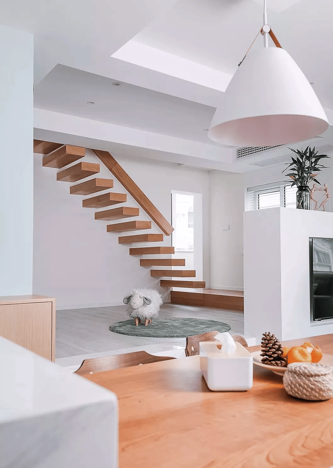 楼梯角落精心设计,小户型也能展现独特格调与魅力