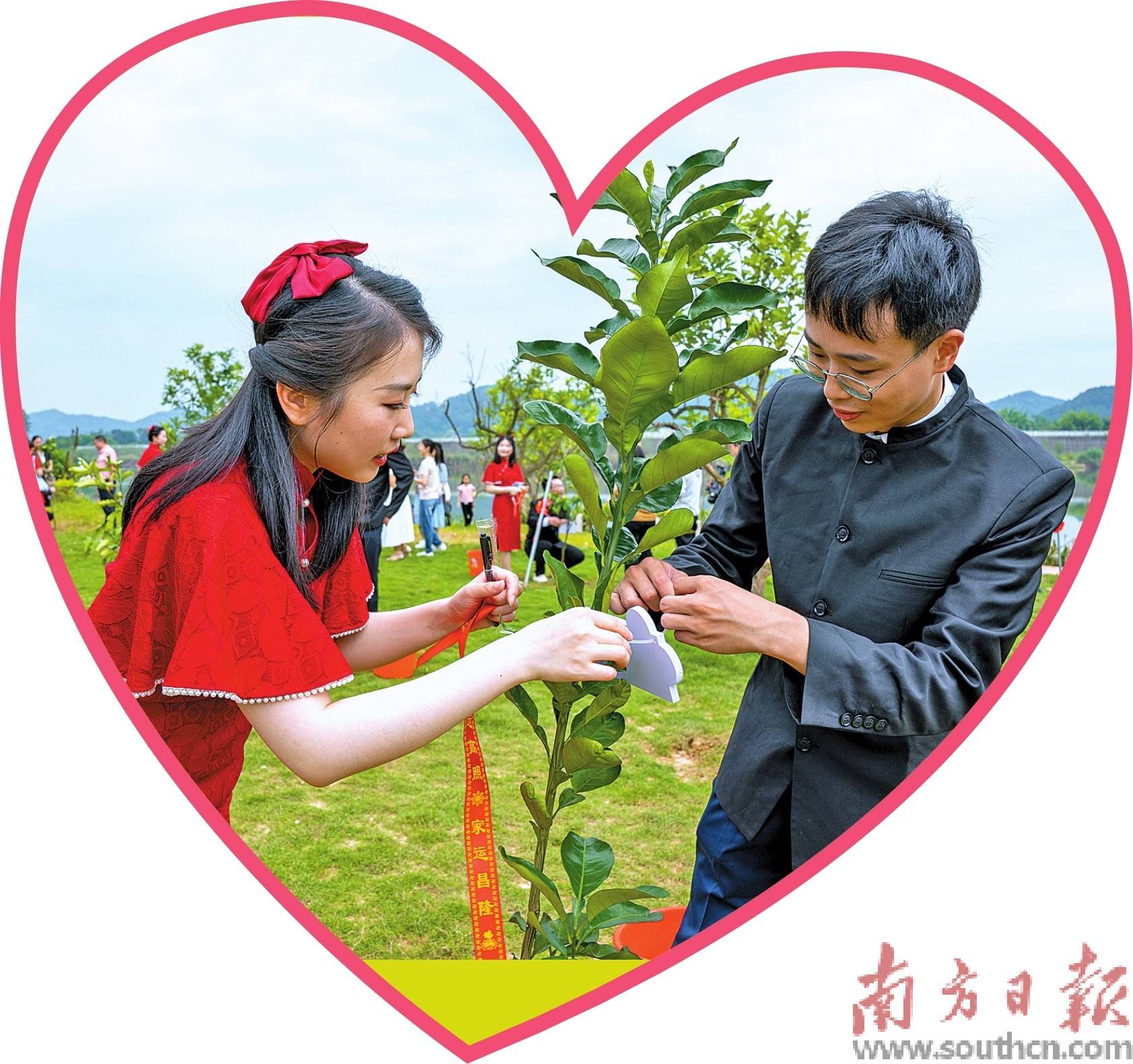 张诗惠摄近日,梅县区首届中式集体婚礼在客都人家文化旅游度假区举行.