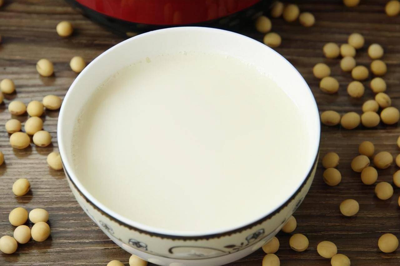 豆浆是心梗的"发物"?医生忠告:若想心血管健康,这5物要少吃
