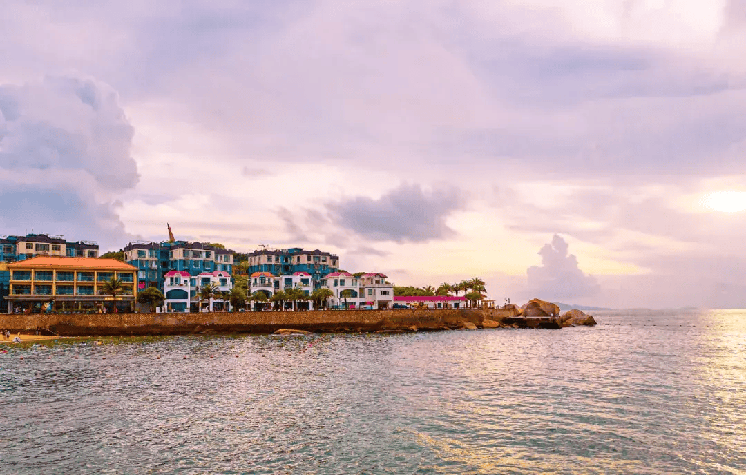 转身邂逅一家很文艺的书咖吹一吹清凉的海风也可以沿着海边小路随处走