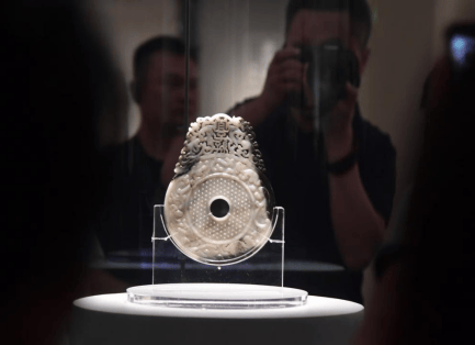 周勇 摄来到600余尊佛教造像的所在展馆,众人纷纷举起镜头打卡;在东汉