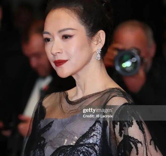 章子怡戛纳红毯竟然穿十年前造型,满脸都是雀斑,气质却很高级