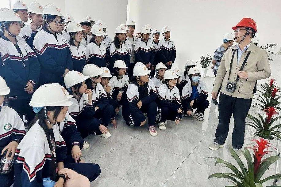 青海省三江源民族中学师生走进深能环保西宁能源生态园
