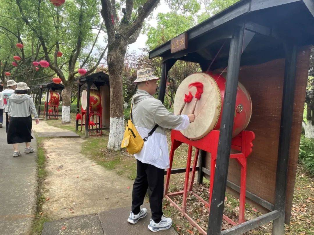 接着,大家来到神雕侠侣城体验古风换装剧中游,看看宋代江南水乡集市的